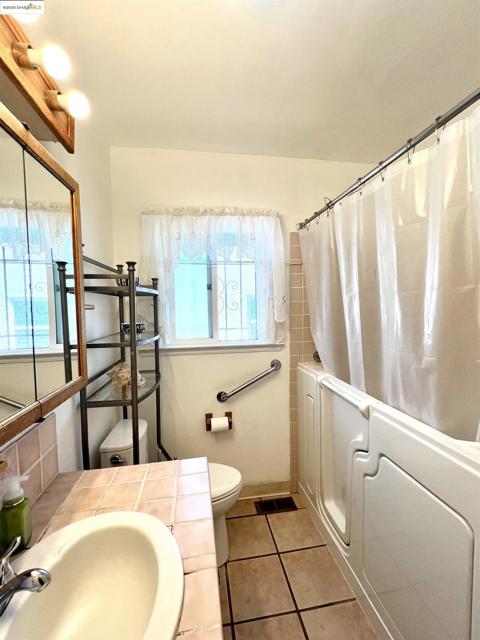 2526 64th Ave, Oakland CA: https://media.crmls.org/mediaz/f6716b53-ce6f-41df-a0c5-19af8885a982.jpg