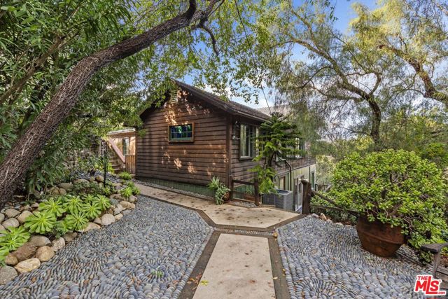 1551 Penny Road, Topanga CA: https://media.crmls.org/mediaz/f67172ac-3892-4660-a6d7-1e1e240ecaf0.jpg