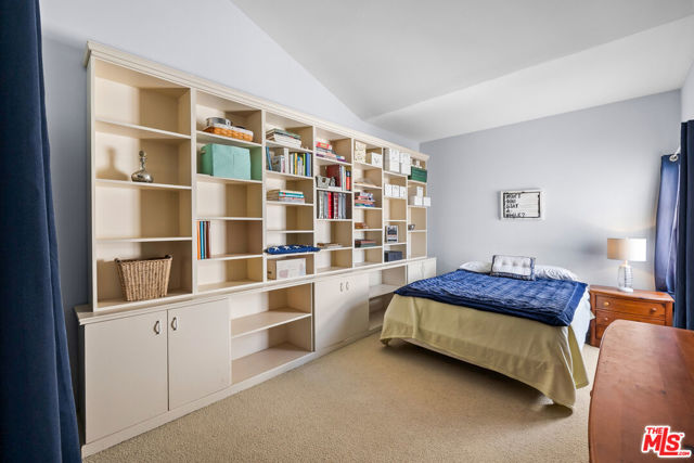 2405 34th Street, Santa Monica CA: https://media.crmls.org/mediaz/f671c373-8d7c-40f4-9d69-f947468cfc16.jpg