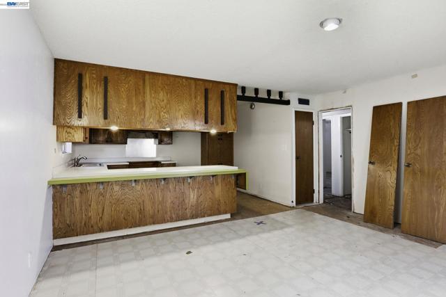 Image 11 of 48 For 2550 Damuth St