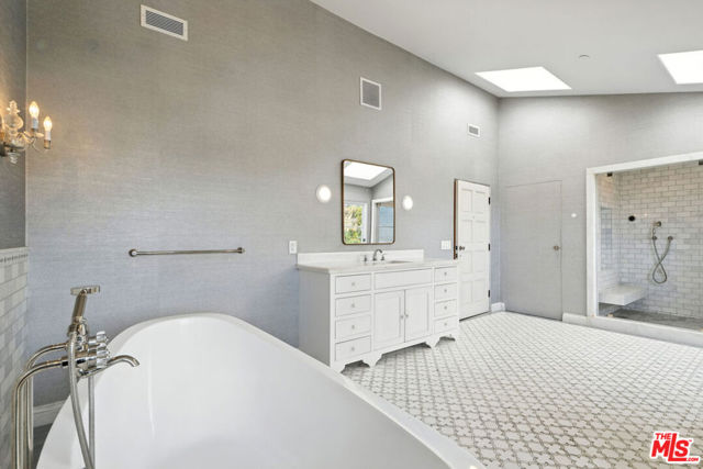 1675 Woods Drive, Los Angeles CA: https://media.crmls.org/mediaz/f672df71-5909-4f39-b586-864ae9366a8e.jpg