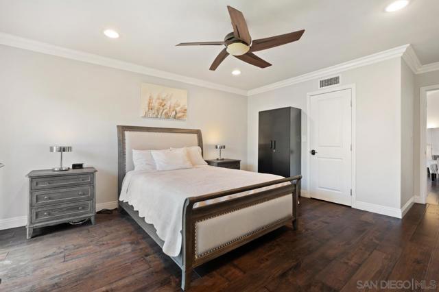8874 La Jolla Scenic Dr N, La Jolla CA: https://media.crmls.org/mediaz/f673cbf2-236b-4322-b4b6-cb528d8a6f91.jpg