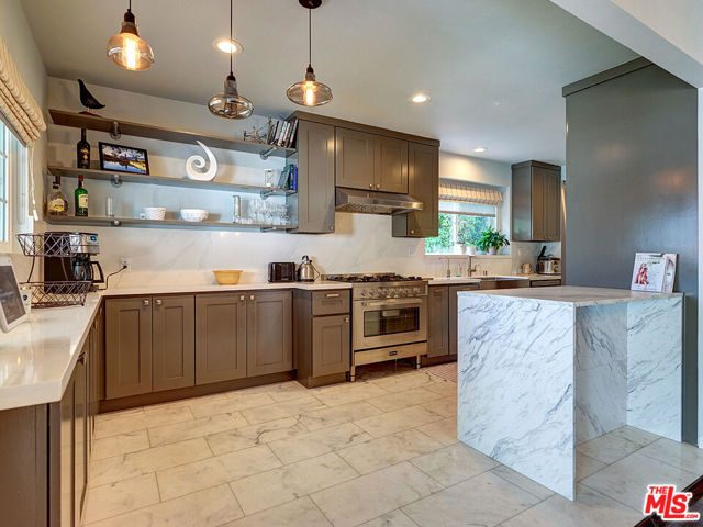 1019 S Rimpau Boulevard, Los Angeles CA: https://media.crmls.org/mediaz/f6744d54-8bb1-40ac-a6c3-6171d46c4500.jpg
