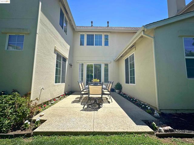 1327 Remington Ct, Tracy CA: https://media.crmls.org/mediaz/f67522a8-5ace-4ac6-83a6-0d3c5efc4350.jpg