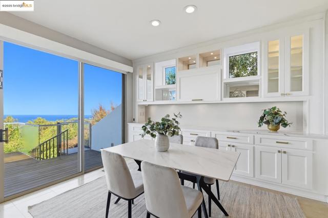 6413 Gwin Ct, Oakland CA: https://media.crmls.org/mediaz/f675b847-4228-4e9b-b45b-61b2964f8200.jpg