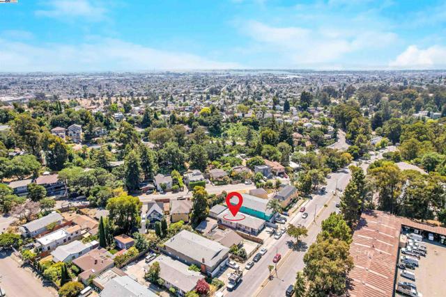 6133 Seminary Ave, Oakland CA: https://media.crmls.org/mediaz/f675d432-0673-46e3-be85-a35e3fa047c8.jpg