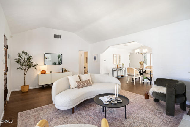 325 S Oak Avenue, Pasadena CA: https://media.crmls.org/mediaz/f6765712-8f34-498a-87a4-3e1ebdaeae85.jpg