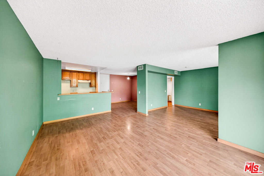 https://media.crmls.org/mediaz/f676ac39-b226-4b31-bf23-b10be7e4ff60.jpg?preset=X-Large