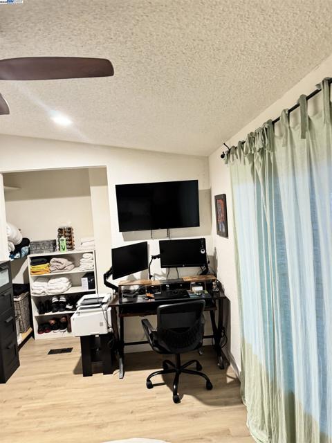 14 Blue Teal Ct, Lodi CA: https://media.crmls.org/mediaz/f677fbba-565d-47ea-9bcb-b3a24c36aa17.jpg