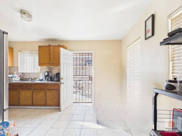 Detail Gallery Image 9 of 15 For 524 W Almond St, Compton,  CA 90220 - 4 Beds | 2 Baths