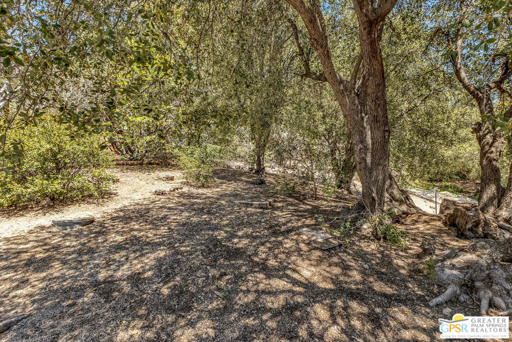 https://media.crmls.org/mediaz/f679b794-71a2-4f60-937a-a298817d0af1.jpg?preset=X-Large