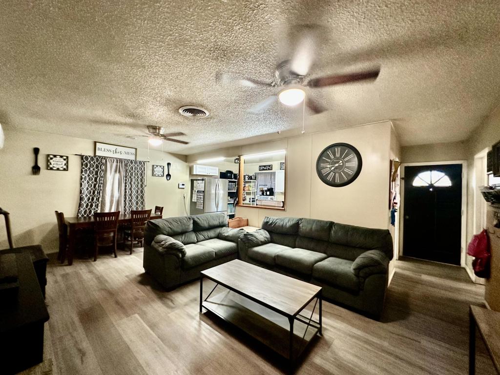 https://media.crmls.org/mediaz/f67cbbe5-de4e-45d5-a34c-65e0867f4437.jpg?preset=X-Large