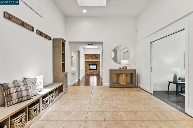 2058 Marazzani Dr, Martinez CA: https://media.crmls.org/mediaz/f67f1c86-b733-4e82-8ccd-f63d8db8e179.jpg