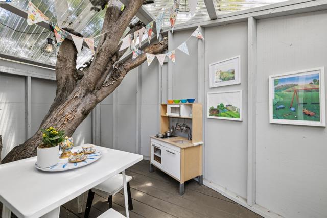 6040 LAWTON AVENUE, Oakland CA: https://media.crmls.org/mediaz/f67fa4e6-e049-4e03-a970-073dab9f8a35.jpg