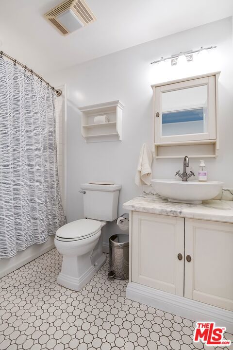 4538 Lemp Avenue, Studio City CA: https://media.crmls.org/mediaz/f67fba02-a7fd-4345-a049-e046fad845ac.jpg