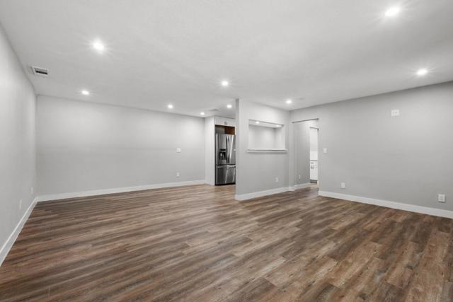 212 E Longview Avenue, Stockton CA: https://media.crmls.org/mediaz/f6801397-0ca1-42d3-b3d2-448e24f72f66.jpg