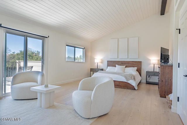1725 Royal Saint George Drive, Westlake Village CA: https://media.crmls.org/mediaz/f6824497-846c-4e8a-9674-e705a324351f.jpg