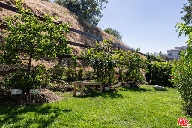 2468 Coldwater Canyon Drive, Beverly Hills CA: https://media.crmls.org/mediaz/f683af31-f520-4266-96aa-d7e9ec5ee6c4.jpg