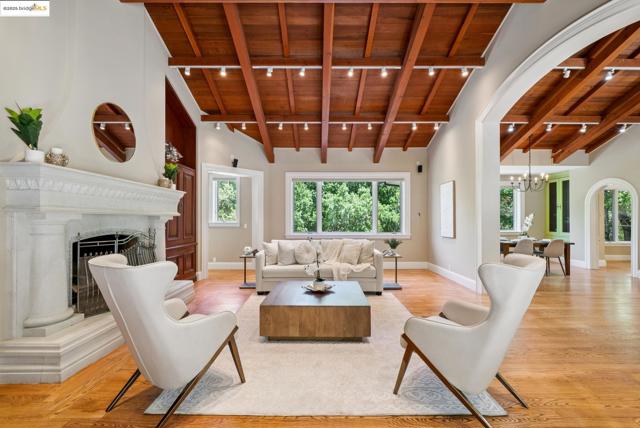9 Burton Vista Ct, Lafayette CA: https://media.crmls.org/mediaz/f6849e6c-2a11-4902-b30c-ccaf316ce754.jpg