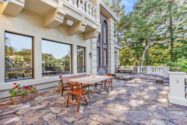 219 Valley Oaks Dr, Alamo CA: https://media.crmls.org/mediaz/f684b822-72c5-4ab7-9fea-b69cfc3f7955.jpg