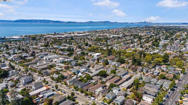 1233 Broadway, Alameda CA: https://media.crmls.org/mediaz/f6865479-1a01-44c3-971d-0092dc2187b8.jpg