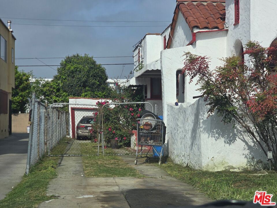 https://media.crmls.org/mediaz/f6868737-9e30-4997-8f32-1350acd32e42.jpg?preset=X-Large