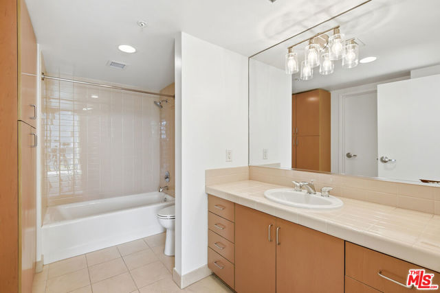 13700 Marina Pointe Drive, 630 photo 18