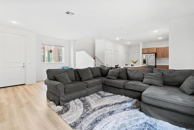 5212 Beachfront, San Diego CA: https://media.crmls.org/mediaz/f687d3cd-ccf8-4853-bd3d-0891dcbb2cc7.jpg