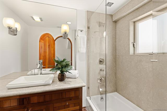 Image 33 of 52 For 2617 Ocean Front Walk