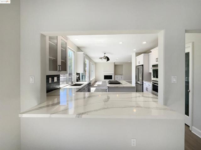 5214 Pavilion Ct, Fairfield CA: https://media.crmls.org/mediaz/f6894f69-9b54-47c6-9ece-6f7bb8ee3f28.jpg
