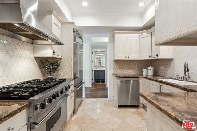 261 S Reeves Drive, Beverly Hills CA: https://media.crmls.org/mediaz/f6897cbc-5bc8-40aa-abb3-e9555c12528f.jpg