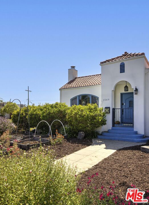 1569 S Orange Grove Avenue, Los Angeles CA: https://media.crmls.org/mediaz/f68a0fb4-d027-48a4-9c60-58609c669ca6.jpg