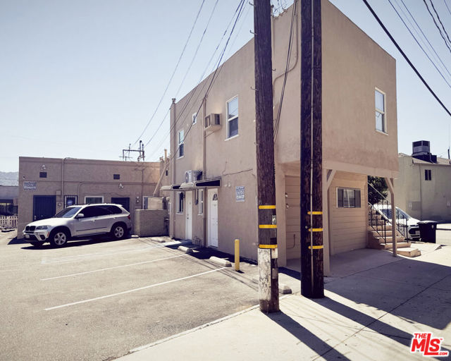 112 N Lincoln Avenue, Burbank CA: https://media.crmls.org/mediaz/f68b01d8-09b8-4db6-9bd9-ea3faebed23f.jpg