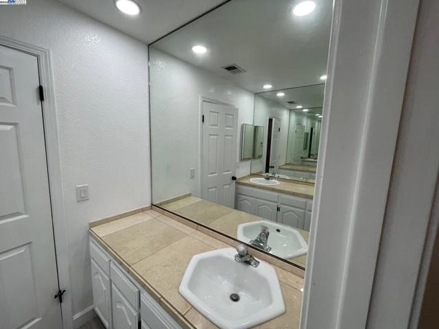 706 Widgeon St, Foster City CA: https://media.crmls.org/mediaz/f68c4011-f579-4833-959d-988ab2d37423.jpg