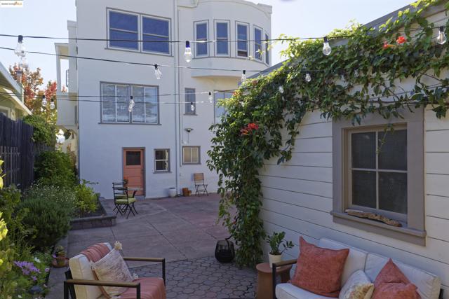 3945 Randolph Ave, Oakland CA: https://media.crmls.org/mediaz/f68d1fe9-6197-4cb3-874d-f33afc816918.jpg
