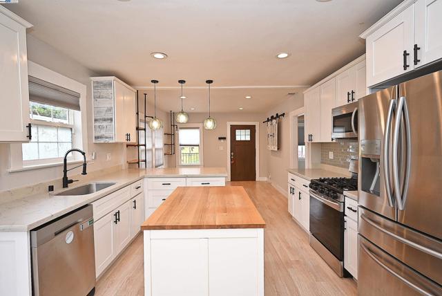 5706 Brookdale Ave, Oakland CA: https://media.crmls.org/mediaz/f68d30c1-6eb5-4ebc-9757-4b118180c969.jpg