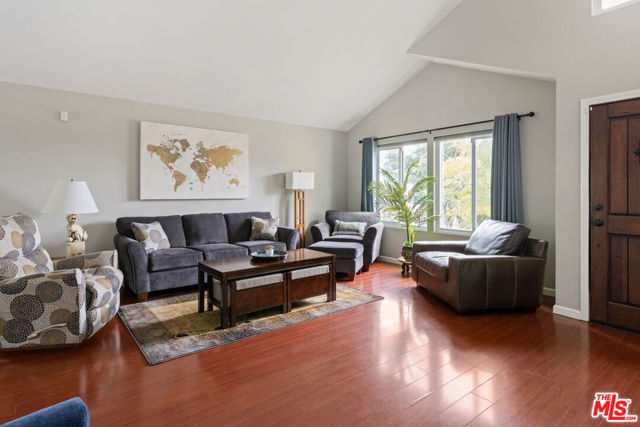 2591 Sunnydale Drive, Duarte CA: https://media.crmls.org/mediaz/f68e5e9a-ec20-4696-bbbb-70a675112983.jpg