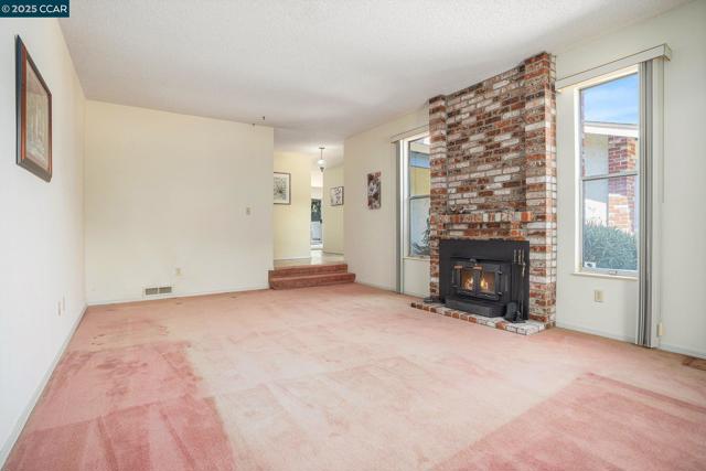 3323 Diablo Cir, Pinole CA: https://media.crmls.org/mediaz/f68e6e95-11e9-4bcb-8e34-556f042eb6ff.jpg
