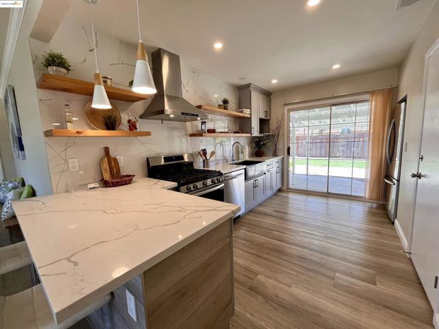 389 White Dr, Hayward CA: https://media.crmls.org/mediaz/f68ee17f-2854-4a4f-bc6d-0634c923cc69.jpg