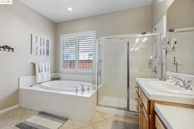1117 Teal Ct, Brentwood CA: https://media.crmls.org/mediaz/f6904c8a-350b-4374-a18f-ecedd5fab7b8.jpg