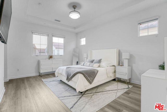 20818 W Bur Oak Circle, Porter Ranch CA: https://media.crmls.org/mediaz/f6906071-d77b-4357-9a3e-22cceb2d667f.jpg