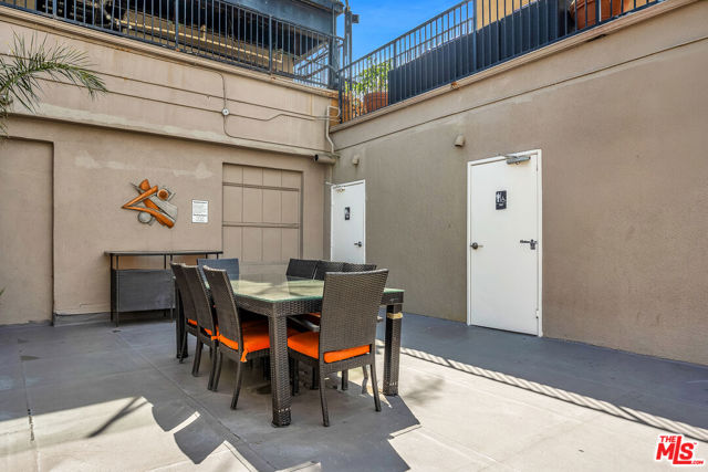 312 W 5th Street, Los Angeles CA: https://media.crmls.org/mediaz/f6919a2a-8461-4207-9a71-bb2a29f95406.jpg