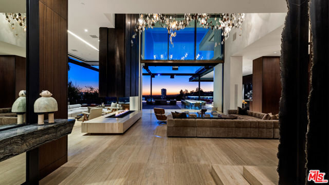 1305 Collingwood Place, Los Angeles CA: https://media.crmls.org/mediaz/f6923bb8-b46b-4041-bf2c-390e14ac92b6.jpg