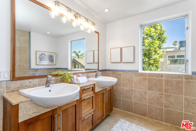 2336 Boone Avenue, Venice CA: https://media.crmls.org/mediaz/f6934e7e-441d-4509-9684-60652350145d.jpg