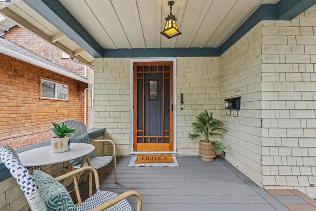 3215 Liberty Ave, Alameda CA: https://media.crmls.org/mediaz/f6938416-a916-4b4e-9902-721a8d4577b5.jpg