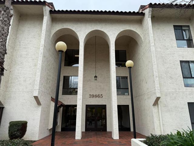 39865 Cedar Boulevard, Newark CA: https://media.crmls.org/mediaz/f693dda3-7406-47b1-bfb6-1cce25bf11ea.jpg