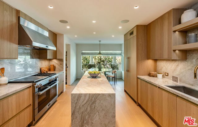 365 Norcroft Avenue, Los Angeles CA: https://media.crmls.org/mediaz/f6943b25-6efc-4316-9480-0eaa737096ba.jpg