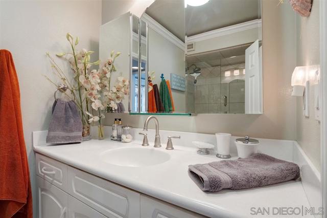 1720 Avenida Del Mundo, Coronado CA: https://media.crmls.org/mediaz/f6945529-72aa-4ac4-8f16-baff53ffa31e.jpg