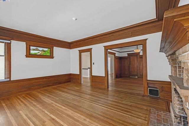 4134 Fulton St, San Francisco CA: https://media.crmls.org/mediaz/f694c9fc-b226-44d7-9eb3-19e46f6b7ec7.jpg