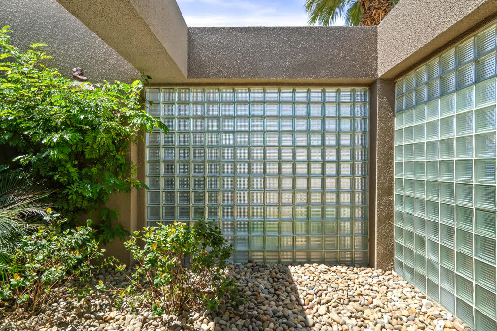 https://media.crmls.org/mediaz/f6966087-bea6-4c93-9233-1f6a3b4a4d73.jpg?preset=X-Large